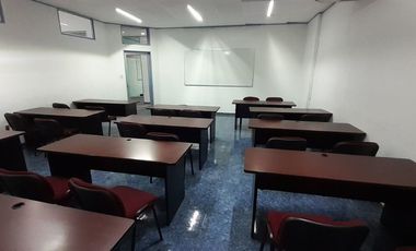 Rento extensa oficina a 3 cuadras del Aeropuerto de la Ciudad de México.