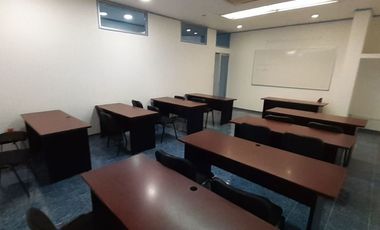 Rento extensa oficina a 3 cuadras del Aeropuerto de la Ciudad de México.