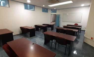 Rento extensa oficina a 3 cuadras del Aeropuerto de la Ciudad de México.