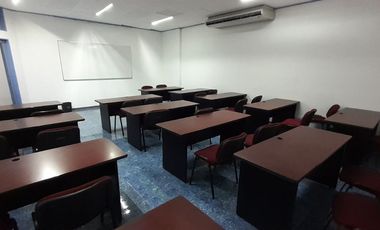 Rento extensa oficina a 3 cuadras del Aeropuerto de la Ciudad de México.