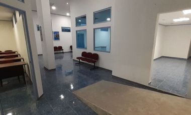 Rento extensa oficina a 3 cuadras del Aeropuerto de la Ciudad de México.