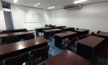 Rento extensa oficina a 3 cuadras del Aeropuerto de la Ciudad de México.