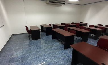 Rento extensa oficina a 3 cuadras del Aeropuerto de la Ciudad de México.