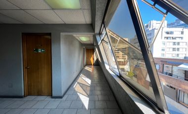 VENTA OFICINA EXCELENTE CONECTIVIDAD LAS CONDES