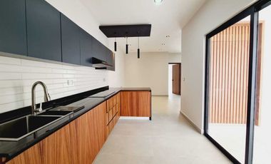 Casa en Venta Lomas de la Rioja | Recámara pb y amplio jardín