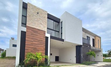 Casa en Venta Lomas de la Rioja | Recámara pb y amplio jardín