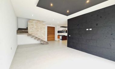 Casa en Venta Lomas de la Rioja | Recámara pb y amplio jardín