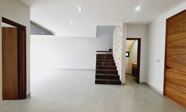 Casa en Venta Lomas de la Rioja | Recámara pb y amplio jardín