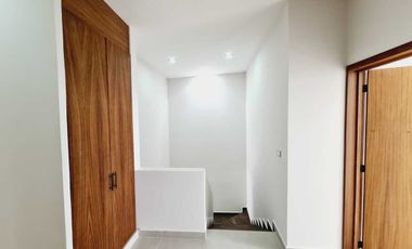 Casa en Venta Lomas de la Rioja | Recámara pb y amplio jardín