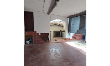 Casa esquinera  Construccion tradicional- Centro El Retiro