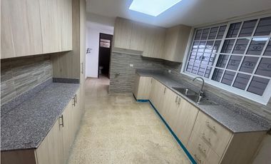 BOULEVARD EL DORADO  / 300M / 3 HABITACIONES / 2 NIVELES / TERRAZA