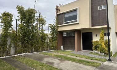Casa venta cerca de Vialidad López Portillo y Aeropuerto de Toluca con casa club dentro de privada