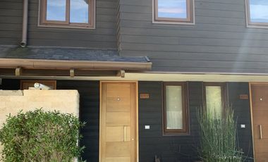 Vendo Hermosa Casa estilo Townhouse en Condominio Pucón a pasos del Lago, Pucón, 3D2B2E