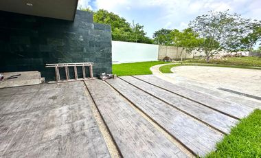 CASA EQUIPADA EN VENTA EN PRIVADA AL NORTE DE MÉRIDA, YUCATÁN