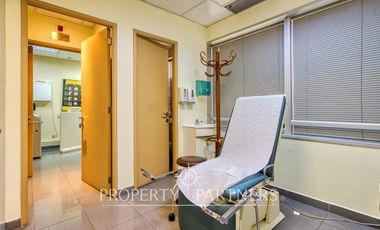 Espectacular oficina rubro medico en las condes (80 UF/m2)