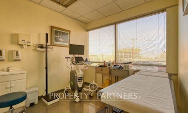 Espectacular oficina rubro medico en las condes (80 UF/m2)