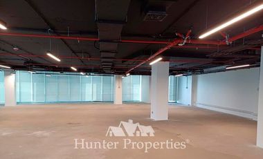 Oficina en Arriendo en La Dehesa central. Frente a Portal. Semi-habilitada