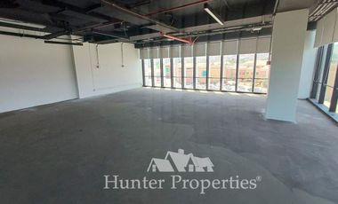 Oficina en Arriendo en La Dehesa central. Frente a Portal. Semi-habilitada