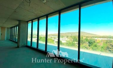 Oficina en Arriendo en La Dehesa central. Frente a Portal. Semi-habilitada