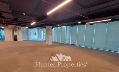 Oficina en Arriendo en La Dehesa central. Frente a Portal. Semi-habilitada