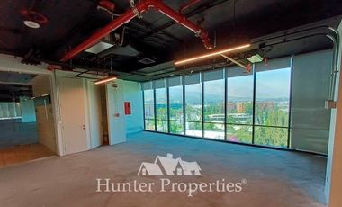 Oficina en Arriendo en La Dehesa central. Frente a Portal. Semi-habilitada