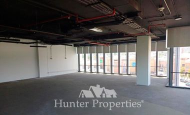 Oficina en Arriendo en La Dehesa central. Frente a Portal. Semi-habilitada