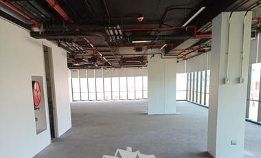 Oficina en Arriendo en La Dehesa central. Frente a Portal. Semi-habilitada