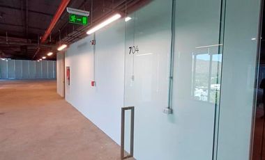 Oficina en Arriendo en La Dehesa central. Frente a Portal. Semi-habilitada