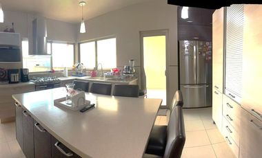 CASA EN VENTA CON SEGURIDAD EN BOSQUES DEL LAGO,