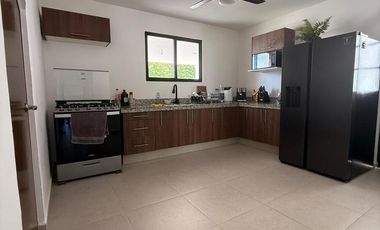 CASA EN VENTA MERIDA, CONKAL, PRIVADA BOTANICO, AMUEBLADA, ENTREGA INMEDIATA.