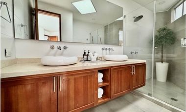 APARTAMENTO CON VISTA A LA CIUDAD Y AMPLIOS ESPACIOS