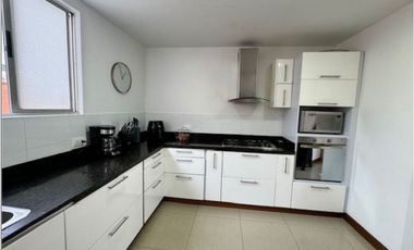 APARTAMENTO CON VISTA A LA CIUDAD Y AMPLIOS ESPACIOS