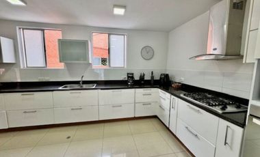 APARTAMENTO CON VISTA A LA CIUDAD Y AMPLIOS ESPACIOS