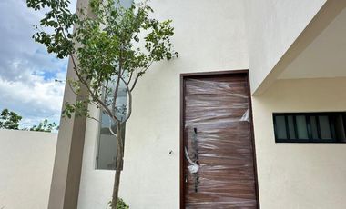 CASA EN VENTA PRIVADA 4 RECÁMRAS, TEMOZON NORTE; MÉRIDA