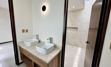 CASA EN VENTA PRIVADA 4 RECÁMRAS, TEMOZON NORTE; MÉRIDA