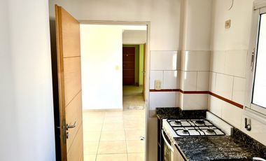 2 AMBIENTES AMPLIOS COCINA SEPARADA CON COCHERA