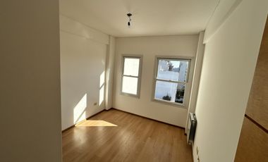 2 AMBIENTES AMPLIOS COCINA SEPARADA CON COCHERA