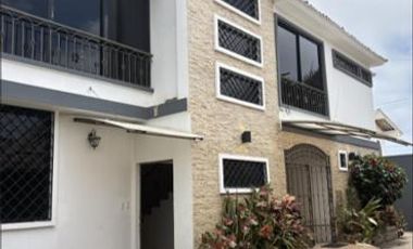 Casa en venta con 2 departamentos renteros en PA – Salinas