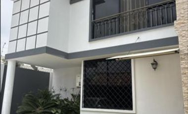 Casa en venta con 2 departamentos renteros en PA – Salinas