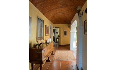 CASA EN VENTA EN RESIDENCIAL GRANJAS TEQUISQUIAPAN CON CABALLERIZAS