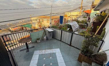 CASA 3D CON ESTACIONAMIENTO EN PARTE ALTA DE VALPARAÍSO