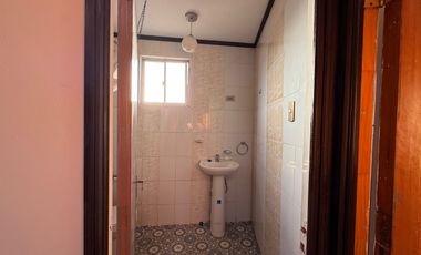 CASA 3D CON ESTACIONAMIENTO EN PARTE ALTA DE VALPARAÍSO