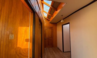 CASA 3D CON ESTACIONAMIENTO EN PARTE ALTA DE VALPARAÍSO