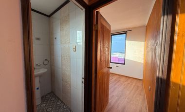 CASA 3D CON ESTACIONAMIENTO EN PARTE ALTA DE VALPARAÍSO