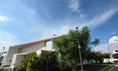 CASA EN RENTA EN LOMAS DE ANGELOPOLIS III, PARQUE GUANAJUATO