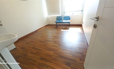 Oficina en Arriendo en Raúl Labbé 13700