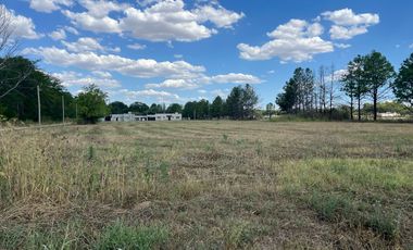 Terreno en venta en Mercedes rodeado de verde 2000 m2