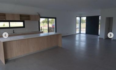 Casa en venta - 2 Dormitorios 3 Baños - Longchamps