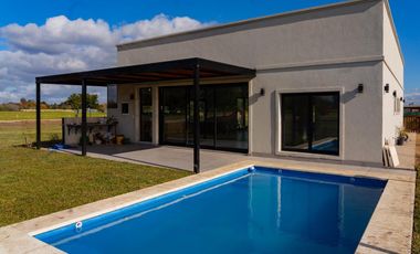 Casa en venta - 2 Dormitorios 3 Baños - Longchamps