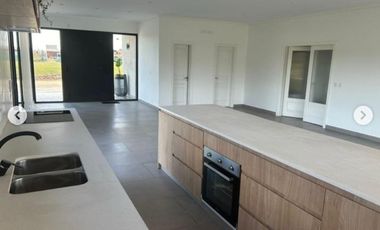 Casa en venta - 2 Dormitorios 3 Baños - Longchamps